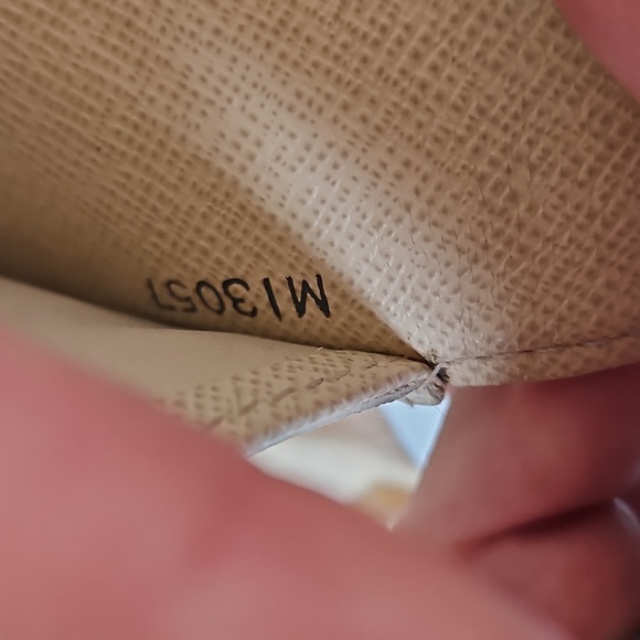 Louis Vuitton Damier Azur Sarah Wallet W/Dustbag + Box - Picture 10 of 11